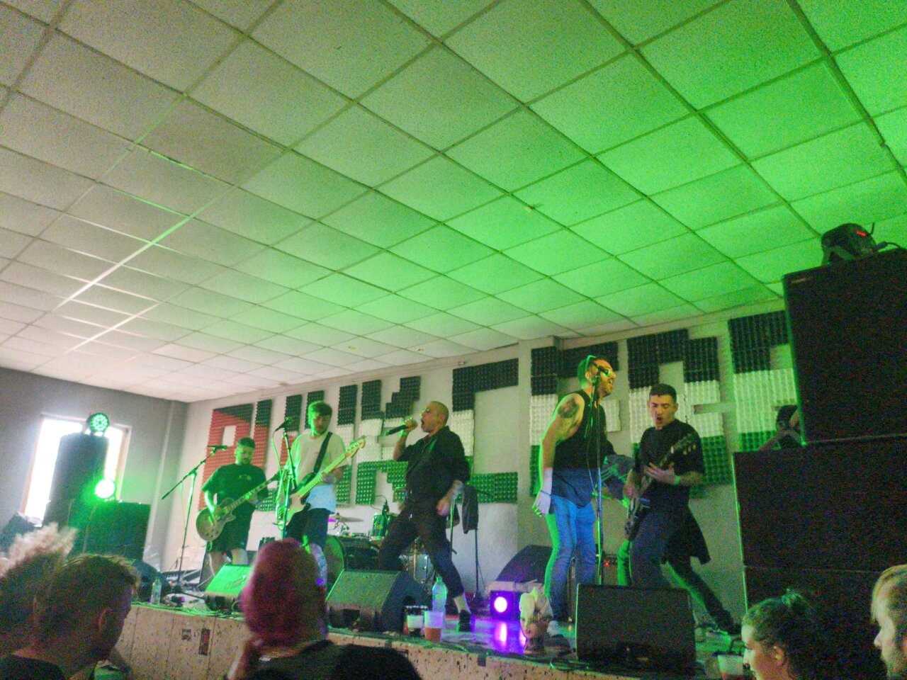 Concierto de punk en San Cebrián de Campos con varios músicos en el escenario