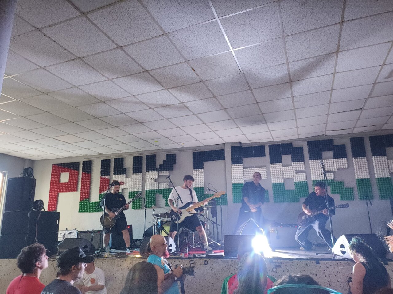 Concierto de punk en San Cebrián de Campos con banda en el escenario