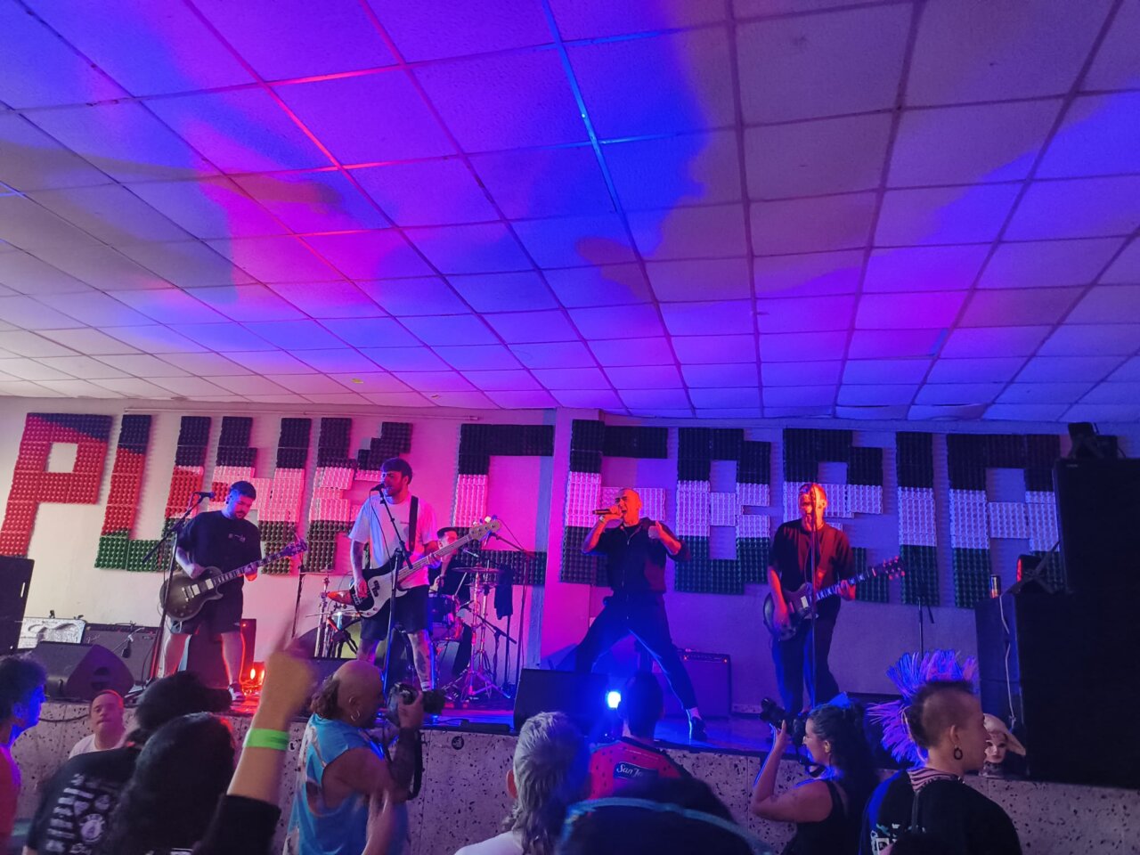 Concierto de punk en San Cebrián de Campos con luces de colores