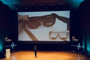 Ponente mostrando gafas tecnológicas en el evento FP Talks