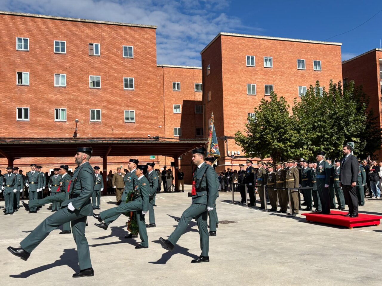 Desfile de la Guardia Civil durante la festividad del Pilar en Palencia