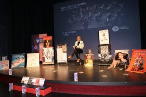 Francisco Fernández presentando el Otoño Cultural en el Teatro Principal de Palencia