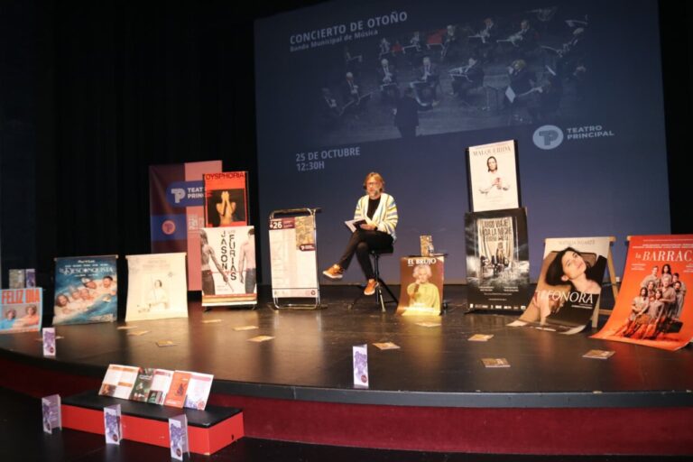 Francisco Fernández presentando el Otoño Cultural en el Teatro Principal de Palencia