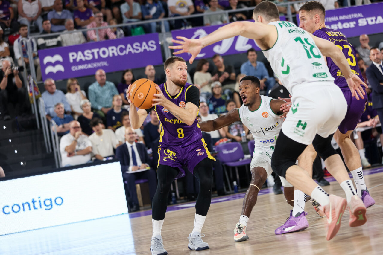 Jugadores de baloncesto en un partido de Palencia Basket