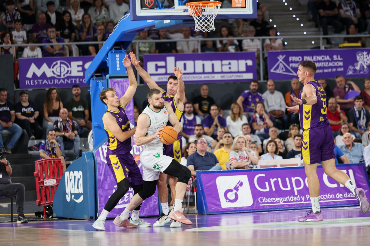 Jugador de baloncesto en acción durante un partido en Palencia