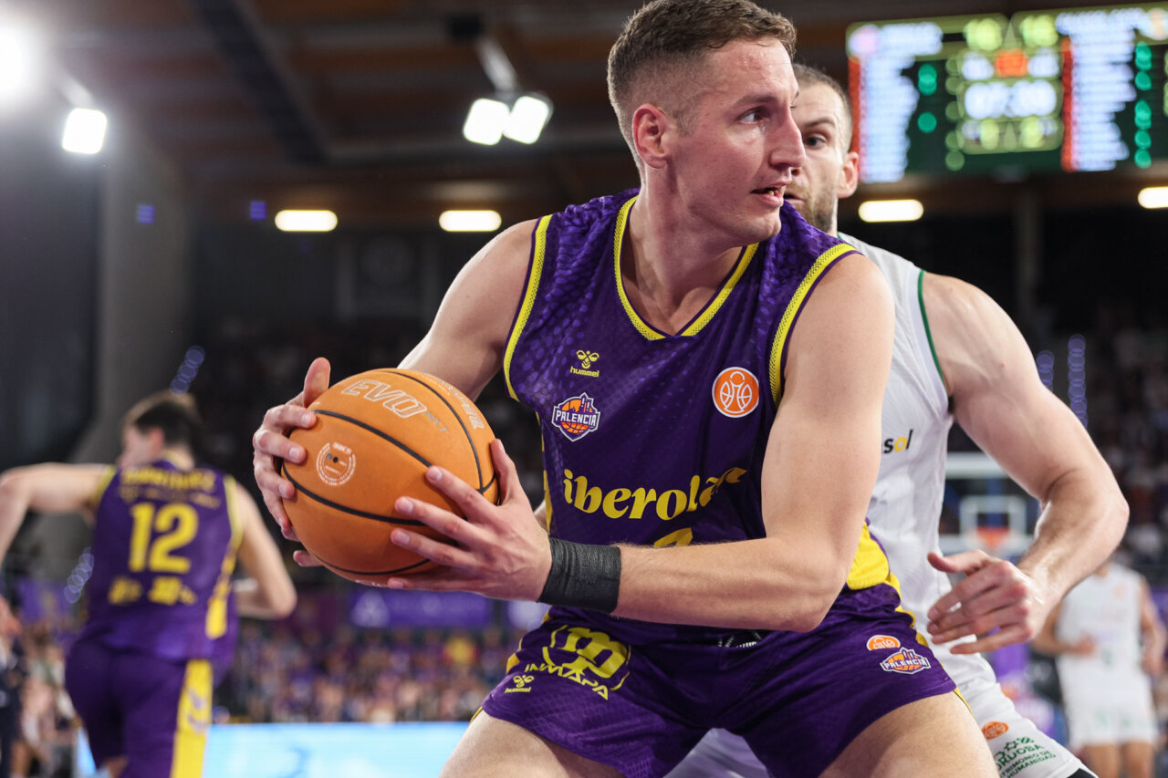 Jugador de baloncesto de Iberolea Palencia en acción durante un partido