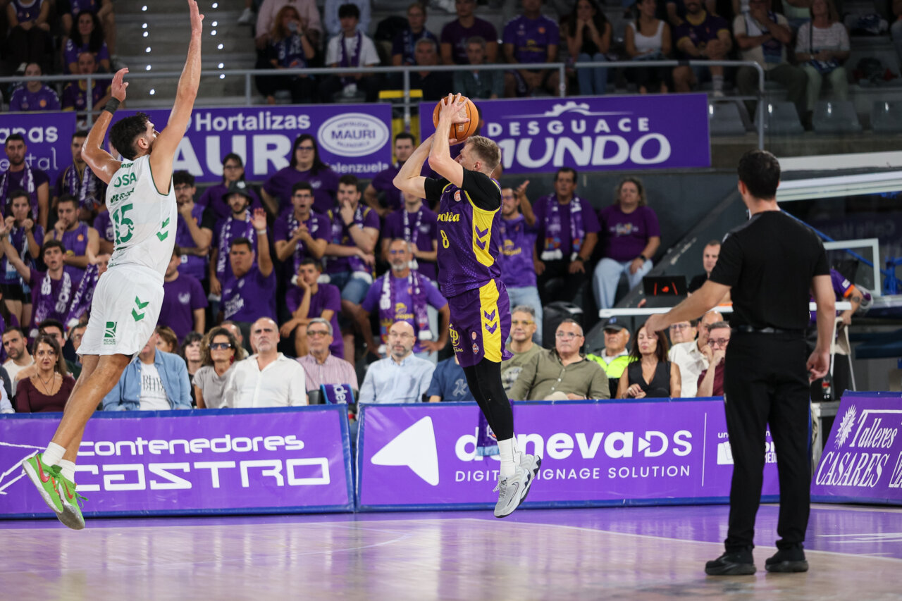 Jugador de baloncesto lanzando en un partido de Palencia