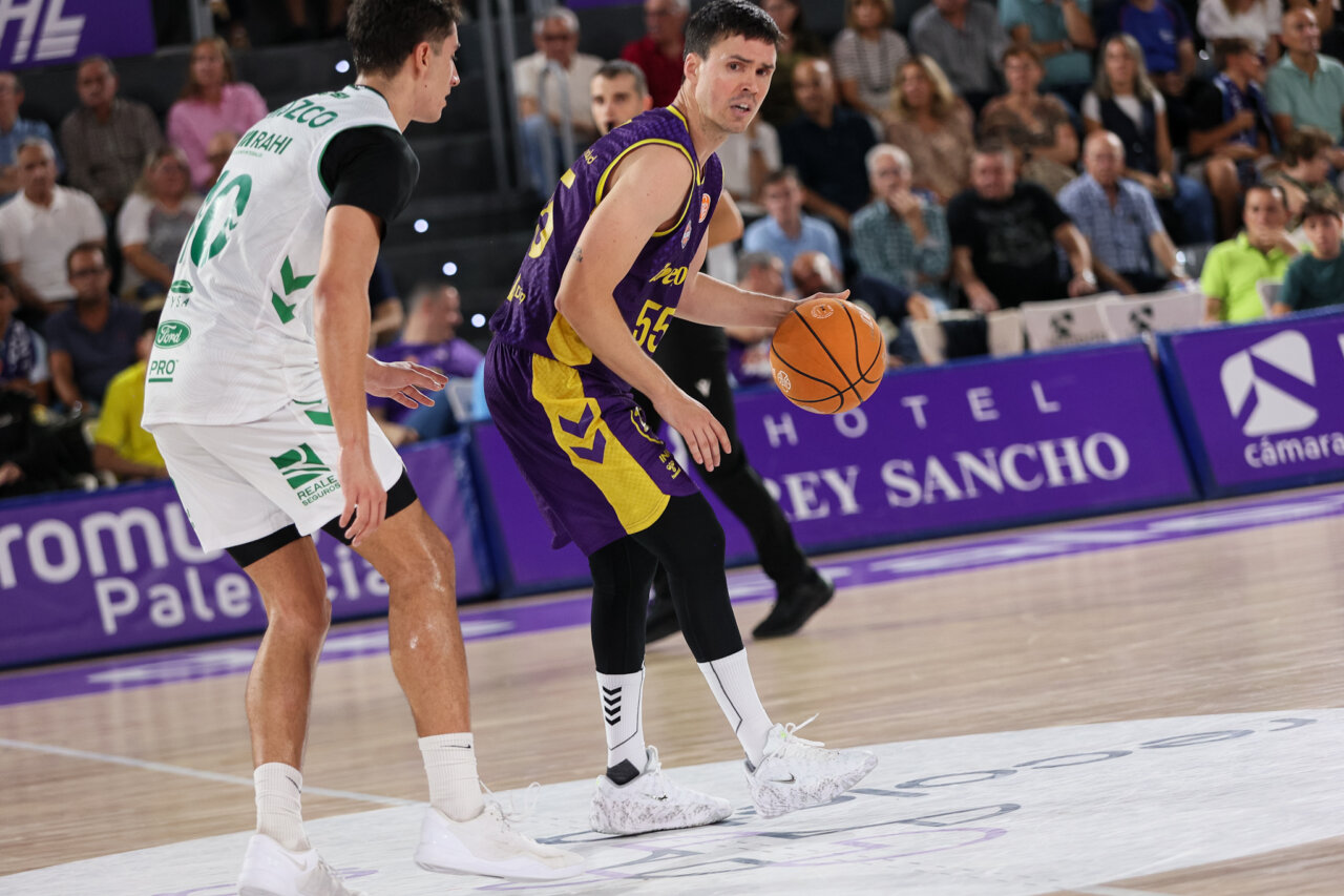 Jugadores de baloncesto en un partido de Palencia