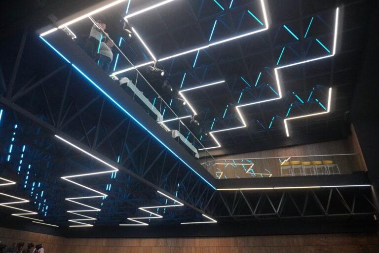 Interior del nuevo centro cultural La Baranda con luces modernas.