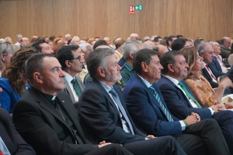 Asistentes a la inauguración del centro cultural La Baranda en Baltanás