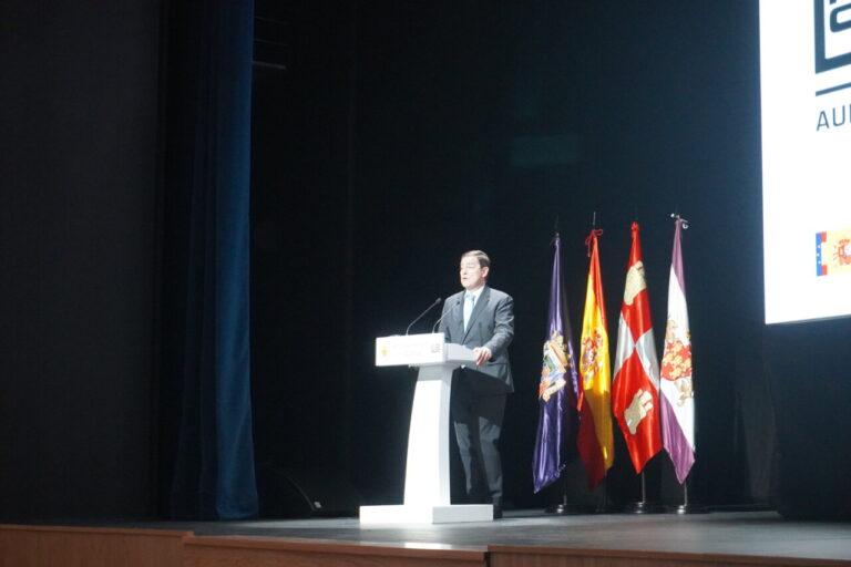 Inauguración del centro cultural La Baranda en Baltanás con autoridades presentes.