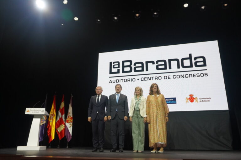 Inauguración del Auditorio La Baranda con autoridades presentes en el escenario.