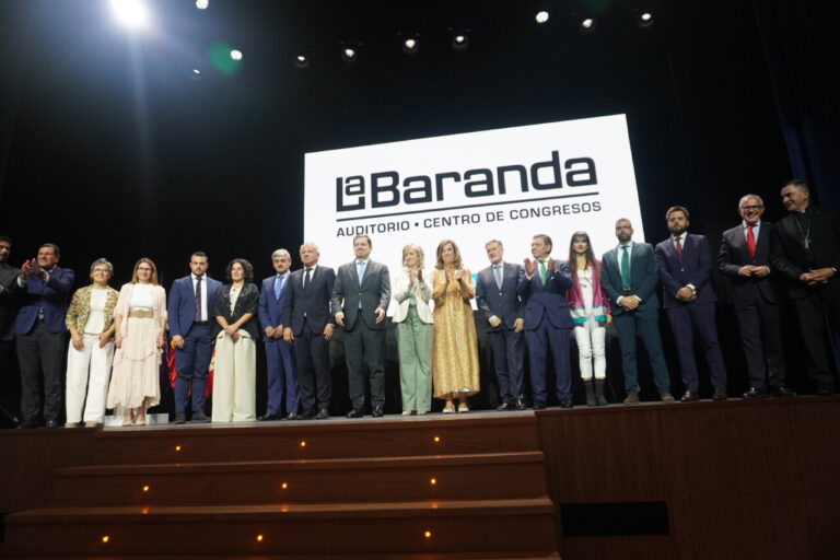 Inauguración de La Baranda con autoridades y público presente en el evento