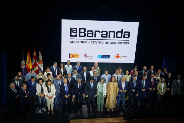 Inauguración del Auditorio La Baranda con autoridades presentes
