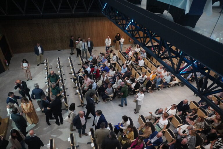 Vista aérea de la inauguración del centro cultural La Baranda con asistentes.