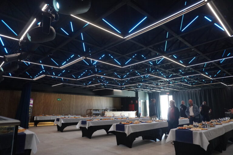 Interior del centro cultural La Baranda con mesas y luces modernas