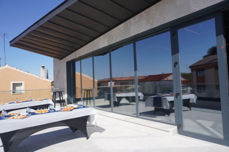 Terraza del nuevo centro cultural La Baranda con mesas preparadas