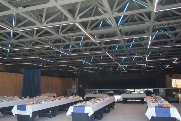 Interior del nuevo centro cultural La Baranda con mesas dispuestas