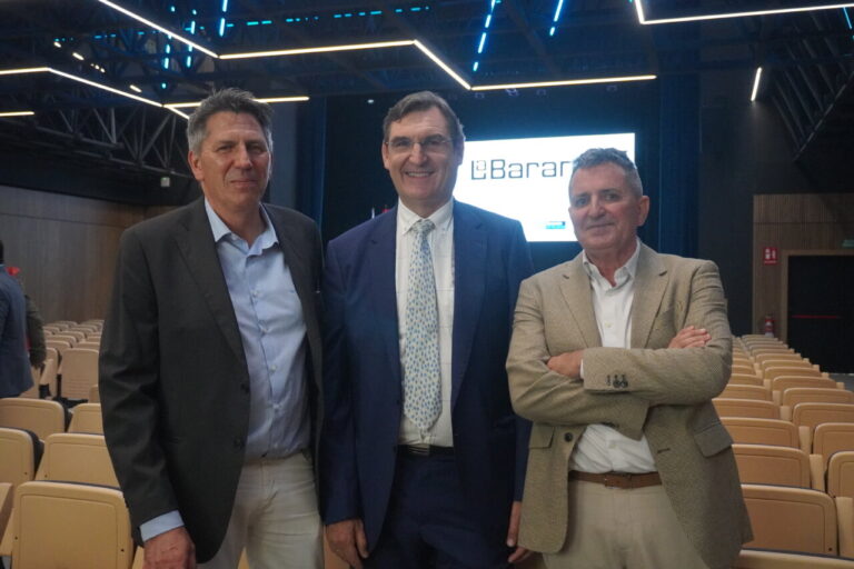 Tres hombres posando en el centro cultural La Baranda durante su inauguración.