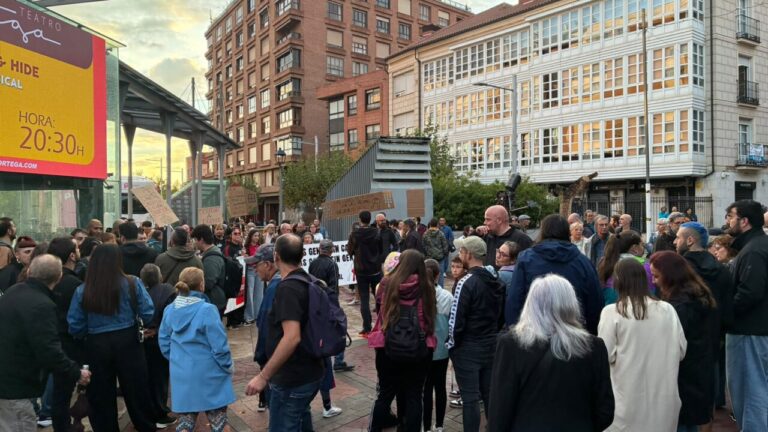 Protesta por la vivienda en Pío XII con pancartas y manifestantes