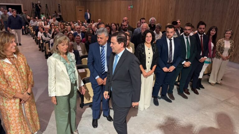 Inauguración del Centro Cultural La Baranda en Baltanás con autoridades presentes.