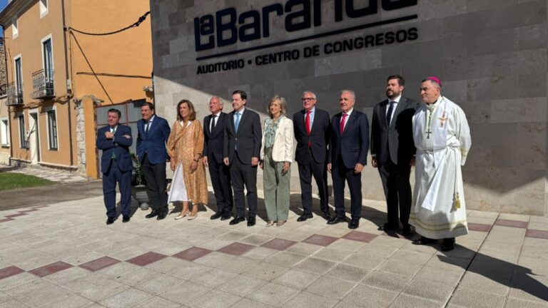 Inauguración del centro cultural La Baranda en Baltanás con autoridades presentes.