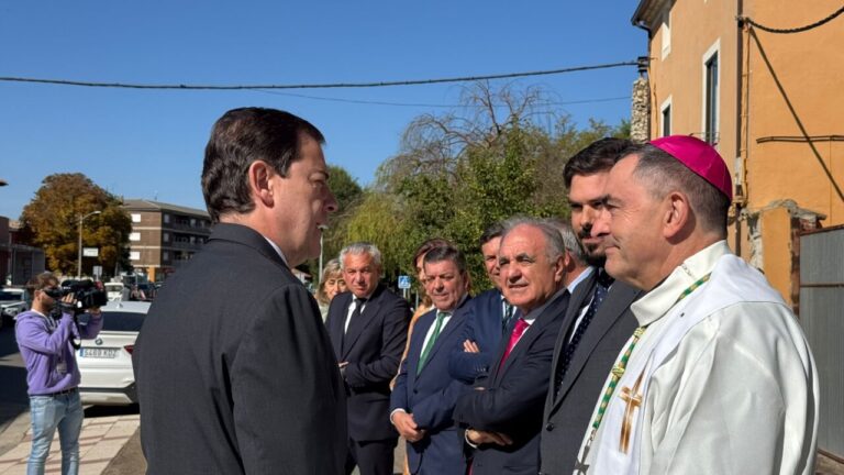 Inauguración de La Baranda en Baltanás con autoridades presentes.
