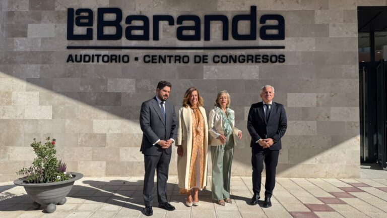Inauguración del centro cultural La Baranda en Baltanás con autoridades presentes.