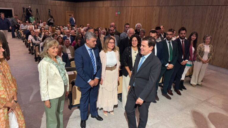 Inauguración de La Baranda en Baltanás con autoridades y asistentes.