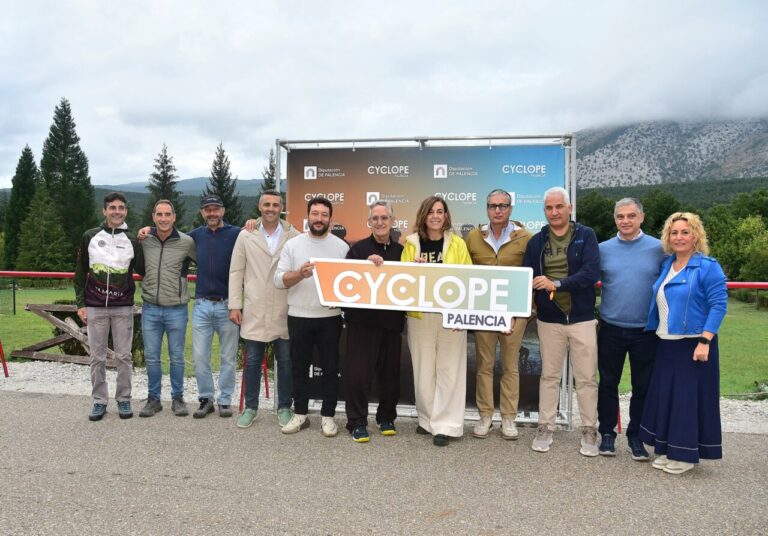 Grupo de personas sosteniendo un cartel de Cyclope en la Montaña Palentina