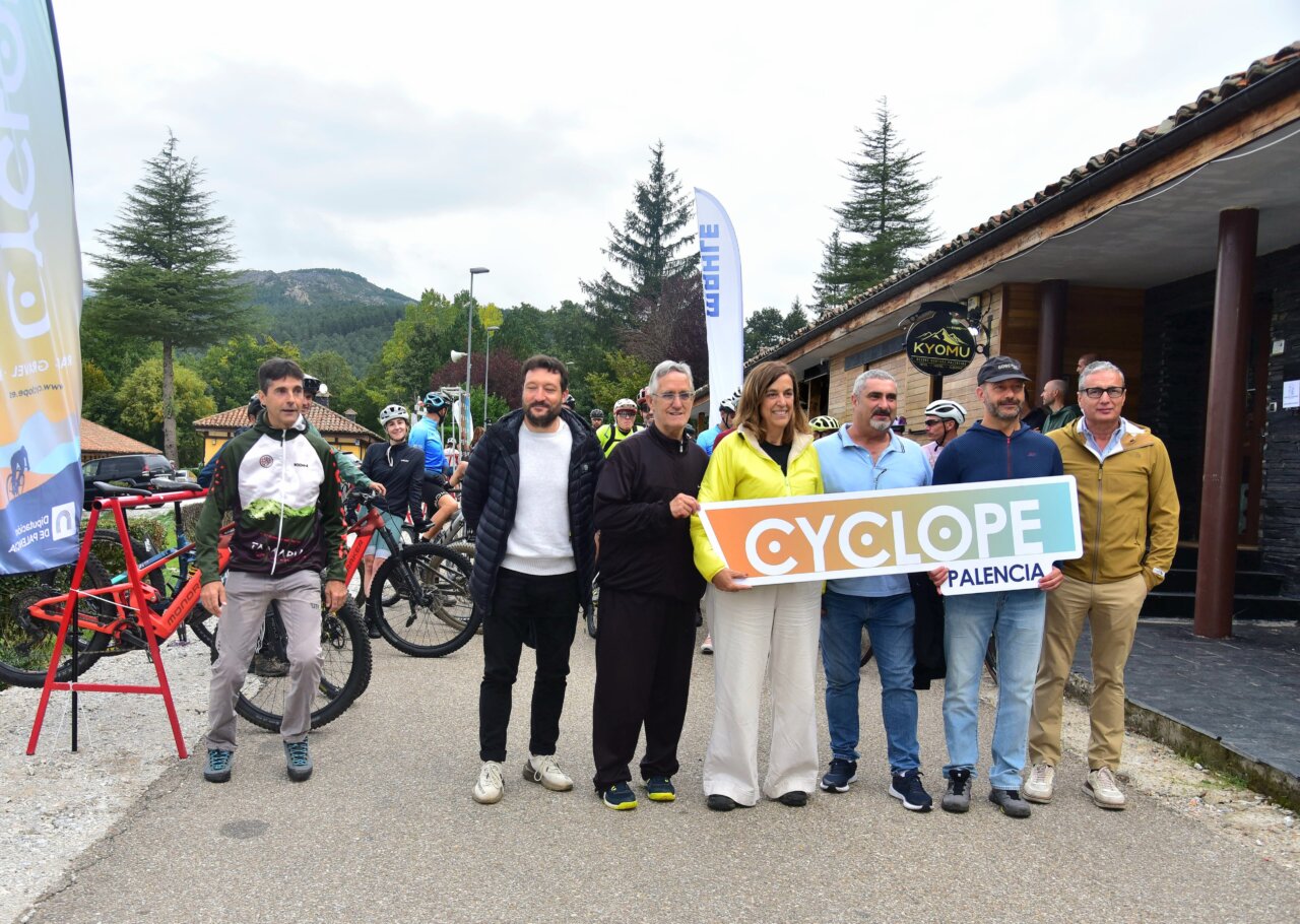 Grupo de personas sosteniendo un cartel de Cyclope en la Montaña Palentina.