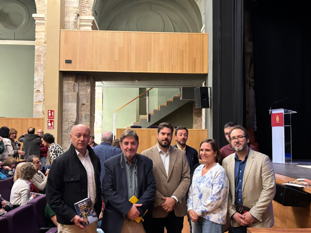Luis García Montero y otros participantes en la clausura de la Feria del Libro en Paredes de Nava