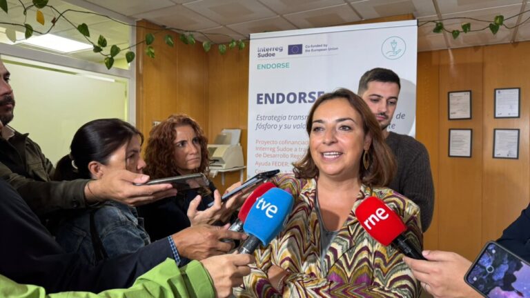 Mujer hablando en una jornada técnica sobre el proyecto Endorse en Palencia