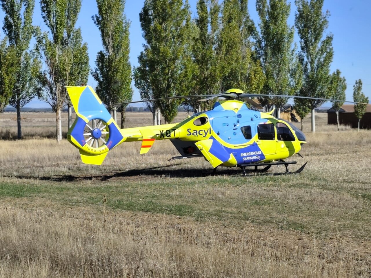 Helicóptero de emergencias en un campo en Bustillo del Páramo