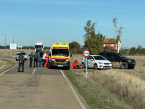 Accidente en Bustillo del Páramo con ambulancia y personal de emergencia