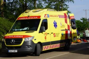 Ambulancia en el lugar de un accidente en Salinas de Pisuerga