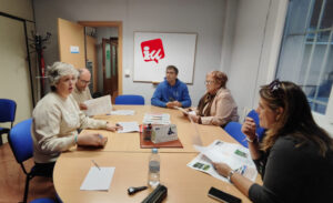 Reunión de vecinos del barrio del Ave María discutiendo mejoras comunitarias