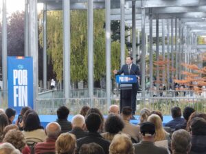 Un hombre habla desde un atril del PP ante un público sentado.