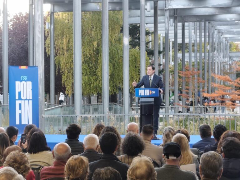 Un hombre habla desde un atril del PP ante un público sentado.