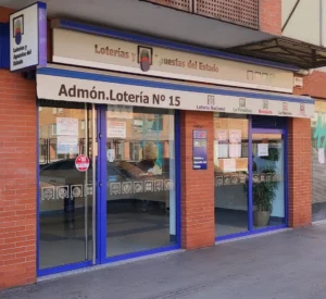 Exterior de la administración de lotería número 15 en Palencia