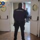 Un agente de la Policía Nacional, de espaldas, observa a otro policía en una sala.