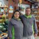 Pareja en tienda de alimentación con frutas y verduras frescas