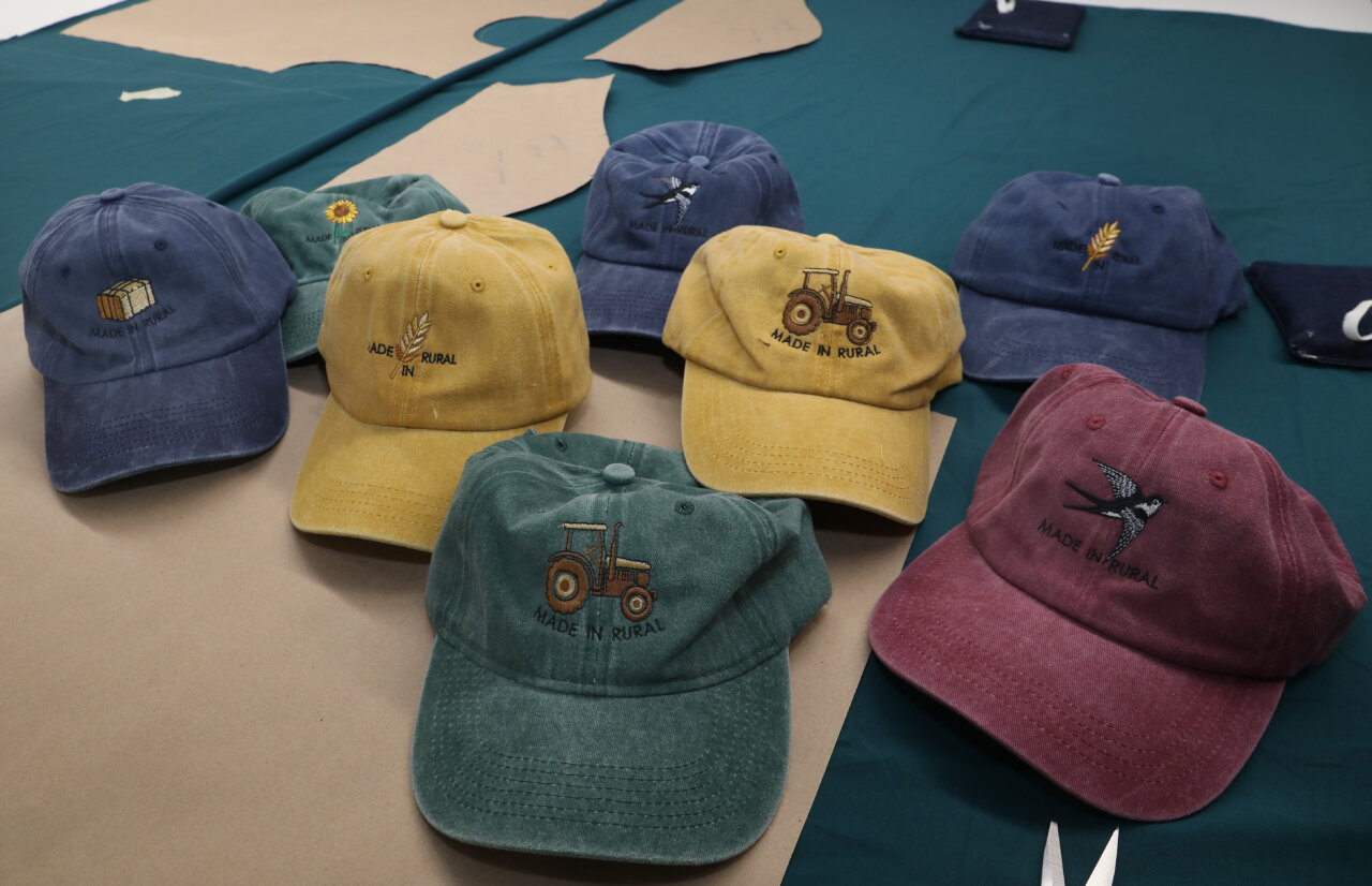 Gorros de la marca Almazu con diseños rurales y sostenibles