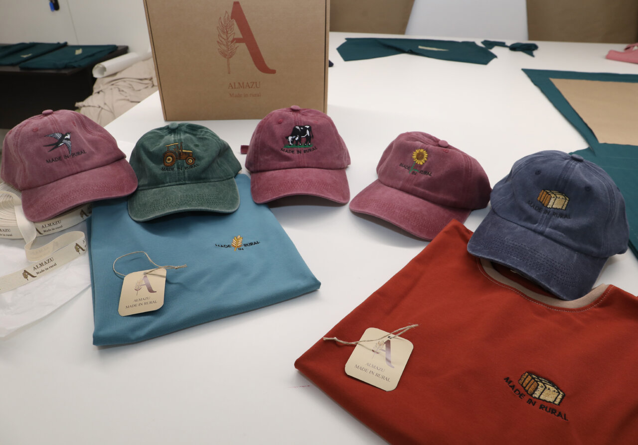Gorras y camisetas de la marca Almazu en un taller textil