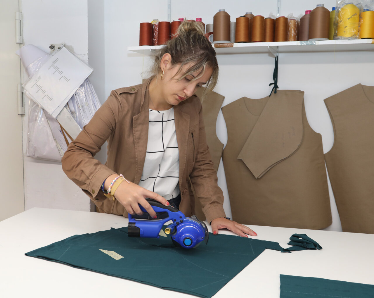 Mujer trabajando en taller de costura de Almazu en Paredes de Nava