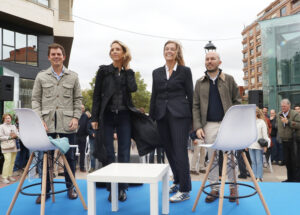 Cayetana Álvarez de Toledo junto a tres personas en un acto al aire libre en Palencia