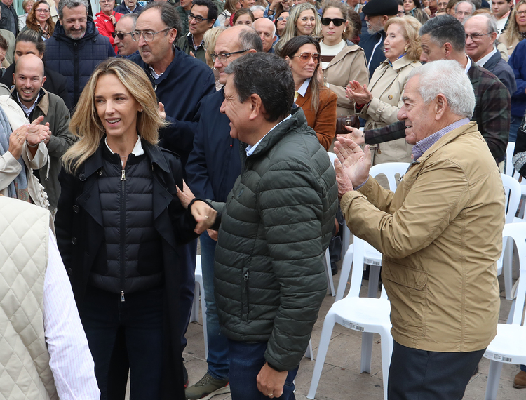 Álvarez de Toledo junto a varios asistentes durante un acto al aire libre.