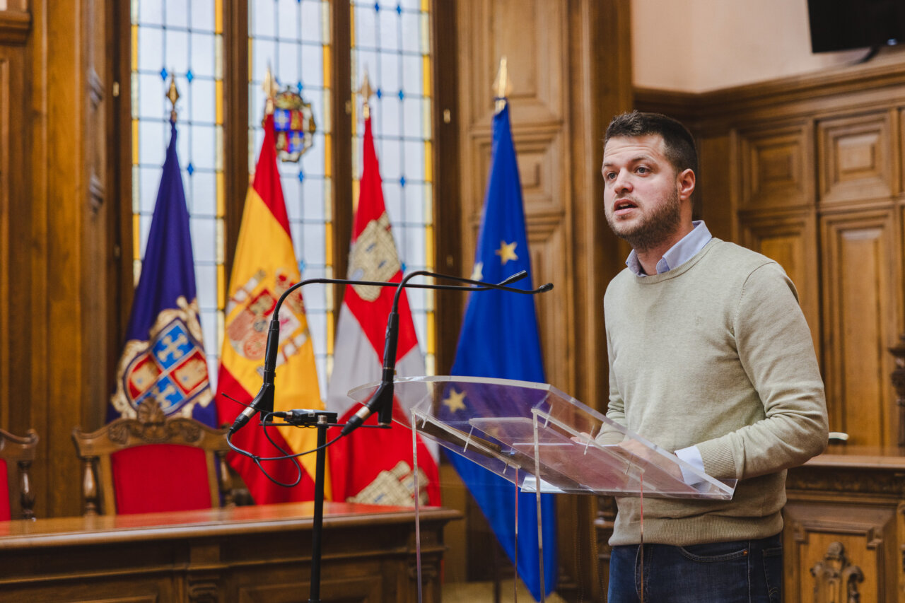 Álvaro Bilbao hablando en un evento político en Palencia