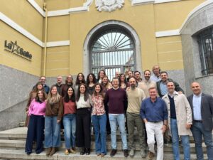 Grupo de antiguos alumnos posando ante la entrada del colegio La Salle en Palencia
