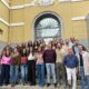 Grupo de antiguos alumnos posando ante la entrada del colegio La Salle en Palencia